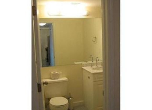 2 beds, 1.5 baths, 728 sqft, $3,250, Unit 303