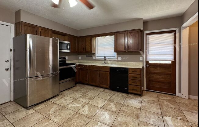 2 beds, 2 baths, $1,195, Unit A