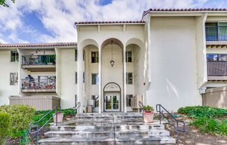 Top Floor Unit - Balcony - Elevator Access - Community Pool & Tennis Court