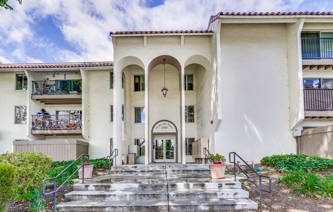 Top Floor Unit - Balcony - Elevator Access - Community Pool & Tennis Court