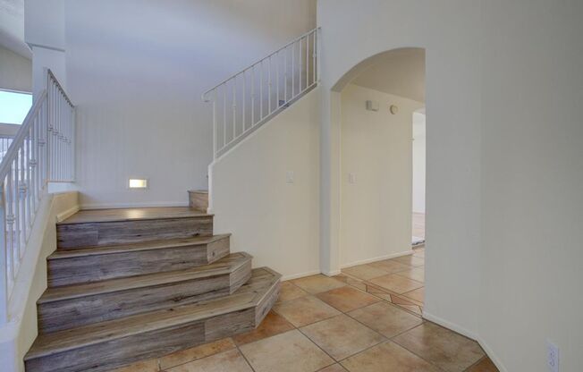 Continental Ranch 5 Bedroom 3 Bathroom w/Sparkling Pool $500 off first months rent!