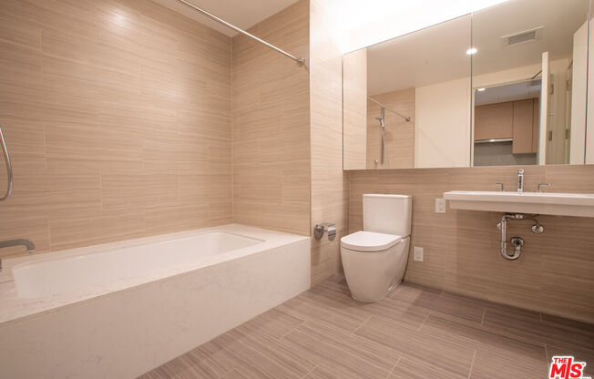 Studio, 1 bath, 544 sqft, $2,400, Unit 1019