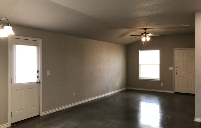 3 beds, 2 baths, $1,350, Unit 312 Lowes Blvd - B