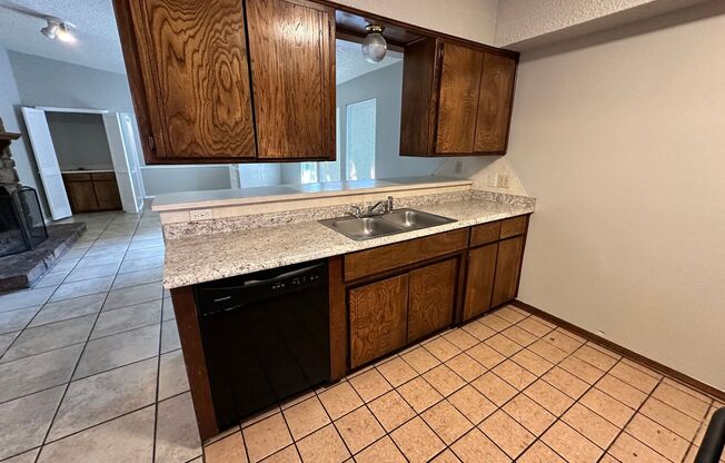 3 beds, 2 baths, $1,295