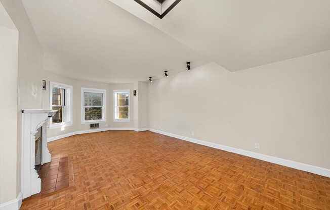 1 bed, 1.5 baths, 767 sqft, $4,000, Unit 212