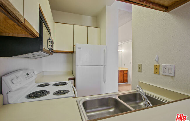 Studio, 1 bath, 388 sqft, $2,200, Unit 522