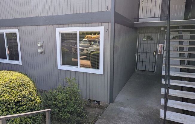 2 beds, 1 bath, 889 sqft, $1,295, Unit 07