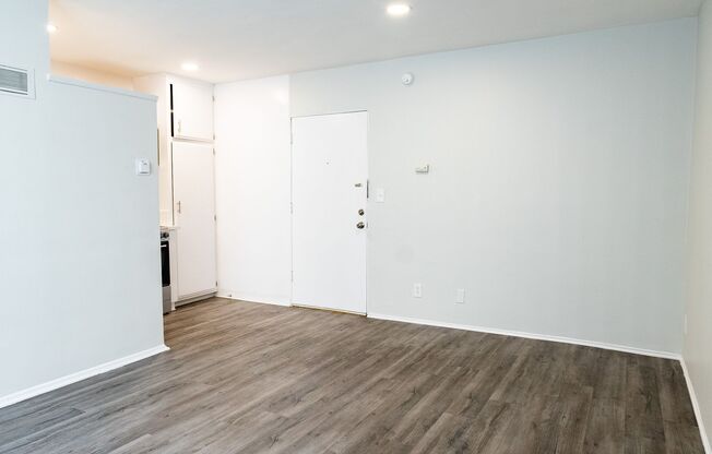 Studio, 1 bath, 350 sqft, $1,698, Unit 07