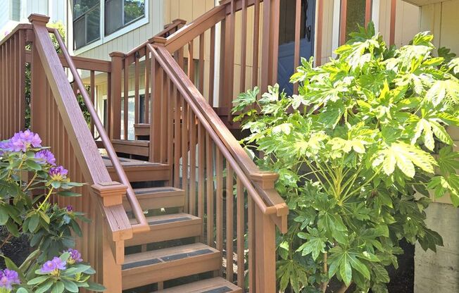 Large 10k ft Lot! 3 br 2 bth, 2 family rooms, grassy backyard~
