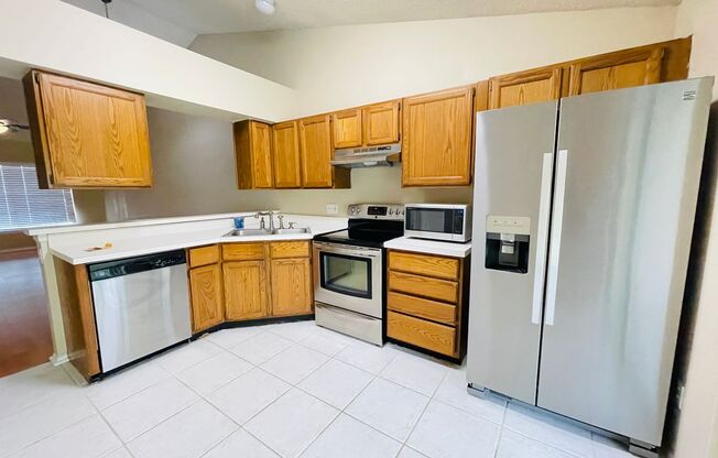 Move-In Ready! Charming 2-bedroom, 2-bathroom Condo in Sought-After Hunters Reserve Community!!