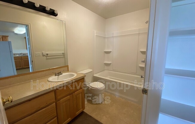 2 beds, 1 bath, 800 sqft, $1,199