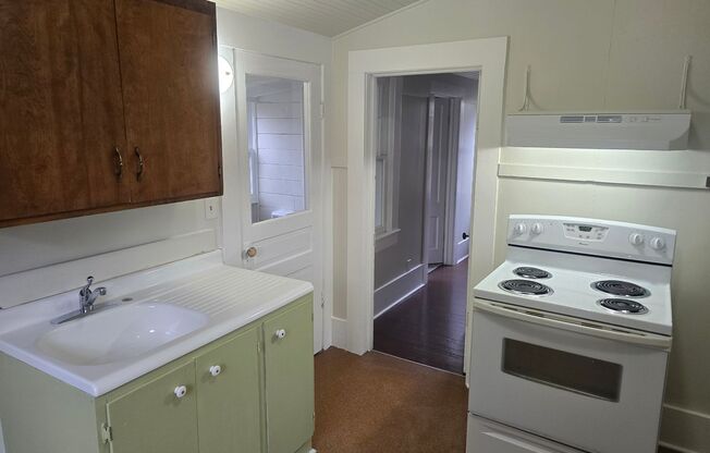 2 beds, 1 bath, $1,295