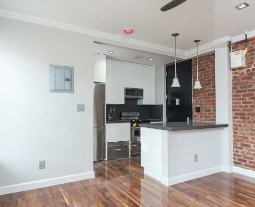 3 beds, 1 bath, $3,695, Unit 20