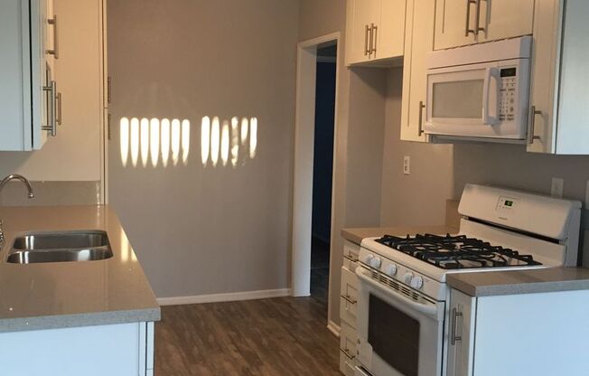 2 beds, 1 bath, 938 sqft, $2,400, Unit 36