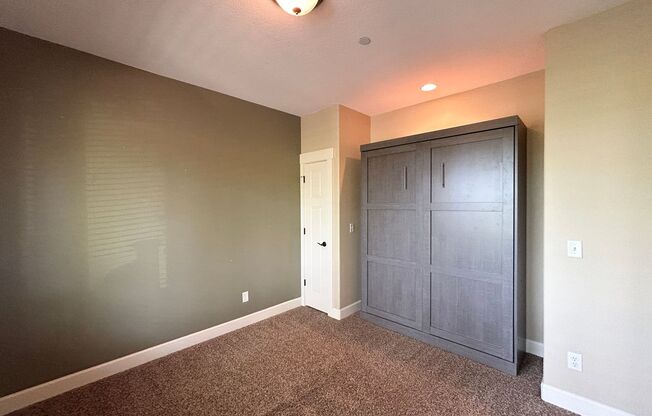 *$500 off first full month!* Beautiful 4 Bedroom 2 1/2 Bath Home With a Fantastic Back Yard Great for Entertaining is Located within 10 Minutes to Intel and Nike Headquarters!