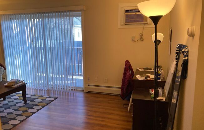 1 bed, 1 bath, 550 sqft, $1,100, Unit 212