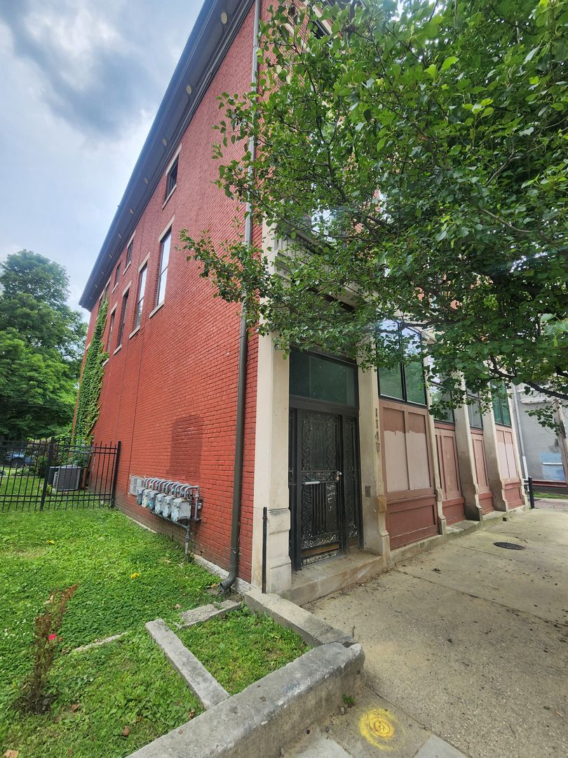 Light and Airy 2 bedroom 1 bathroom apartment with washer/dryer-hook ups in unit!