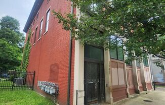 Light and Airy 2 bedroom 1 bathroom apartment with washer/dryer-hook ups in unit!
