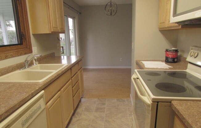 3 BEDROOM + BONUS ROOOM | 2 BATH | HOUSE | SOUTH