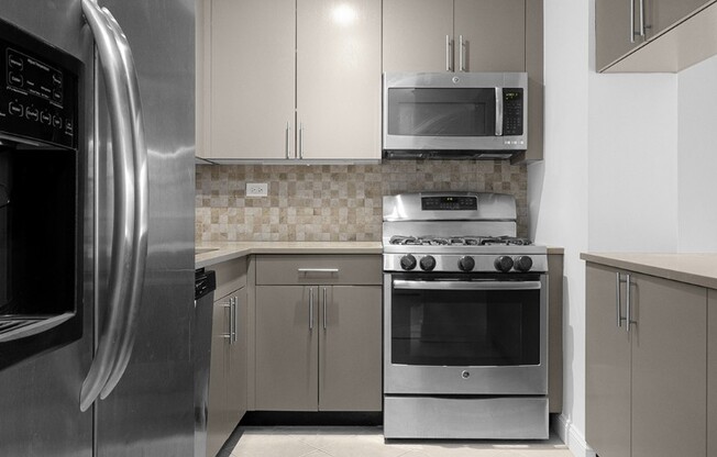 2 beds, 1 bath, $5,700, Unit 33J