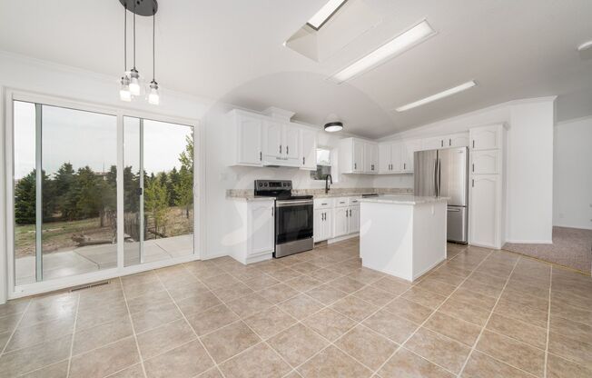 Spacious 4 Bedroom Near Woodman & Black Forrest Rd