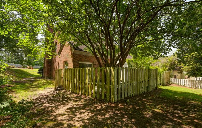 Renovated 2‑Bed End‑Unit Steps from Lexington Medical Center – Pets Welcome!