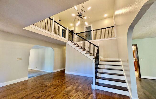 **$1500 OFF 2ND FULL MONT'S RENT** Beautiful Home in Lake Oswego with Private Sports Court in the Sought After Westview Estates!
