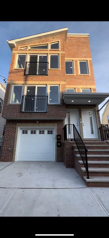 144 LESLIE ST