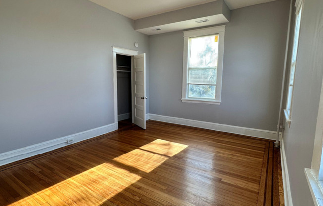 1 bed, 1 bath, $1,100, Unit 2206 Roslyn Ave Unit 8