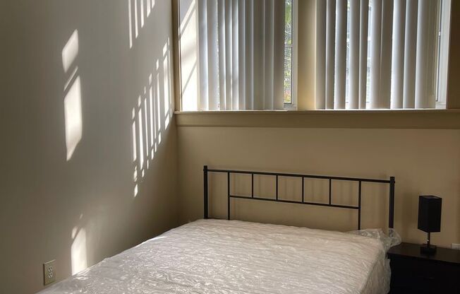 1 bed, 1 bath, 648 sqft, $1,095, Unit 1517 S. Theresa Ave. #101