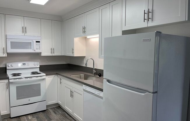 2 beds, 1 bath, 700 sqft, $2,495, Unit 75-69