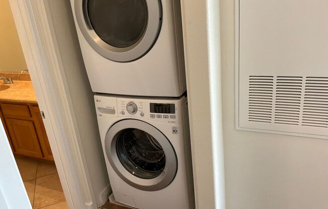 2 beds, 2 baths, $1,600, Unit Unit #2114