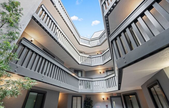 Epic REA: 1 BR/ 1 BA Chic Condo in Iconic Pacific Heights!