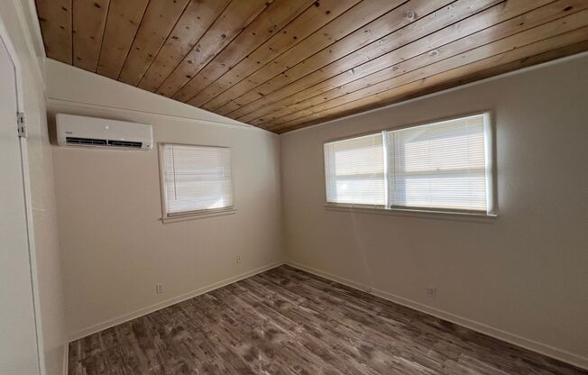 4268-3t - 465/467 NE Baker