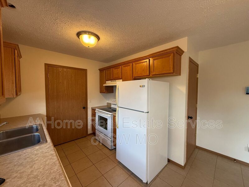864 LORENZA DR