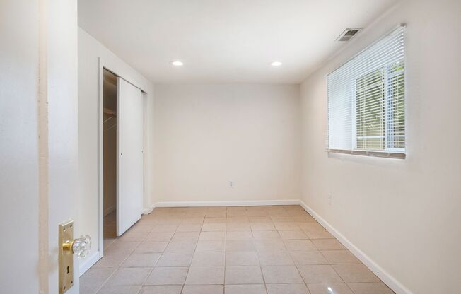 Charming 5 bedroom house with yard!! Close to SPU and UW
