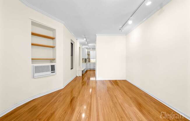 325 W 21 ST