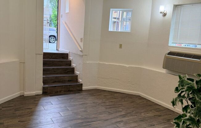 West Oakland 3 Bedroom Flat!