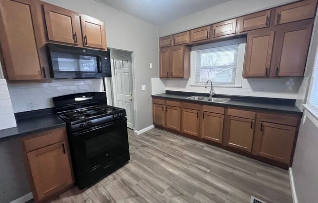 2 beds, 1 bath, 996 sqft, $875