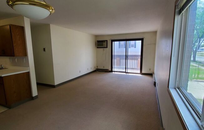 2 beds, 1 bath, 850 sqft, $1,000, Unit #102