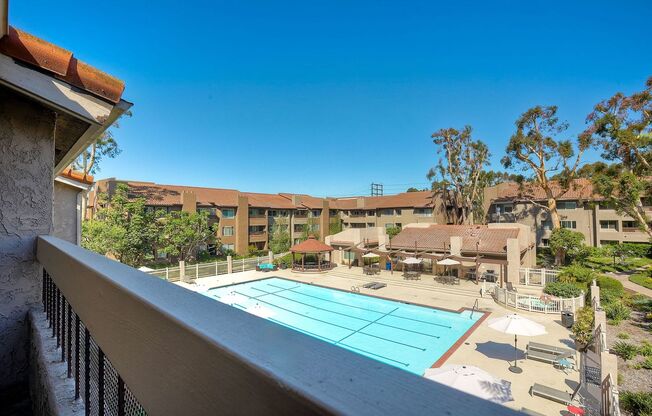 Top Floor Condo with Tons of Amenities & Central Location