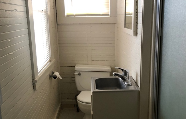 Studio, 1 bath, 320 sqft, $900, Unit 9