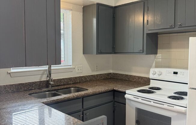 2 beds, 1 bath, 715 sqft, $1,340
