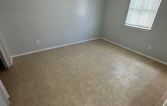 2 beds, 1 bath, 750 sqft, $950, Unit Unit 3