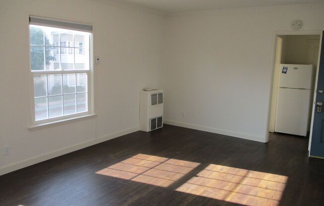 1305 N. LAUREL AVE
