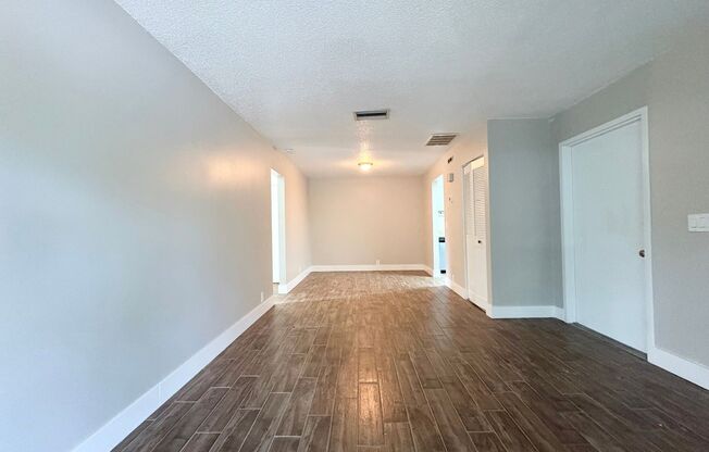 Nicely Updated 1/1 Condo in Winter Springs ~ Wood Plank Tile Floors and Large Screened Patio!