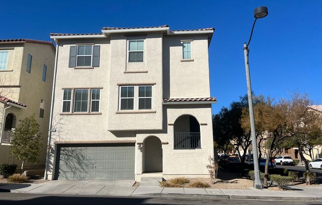 3 STORY, 2 PRIMARY BEDROOMS, LOCATED IN NORTHWEST