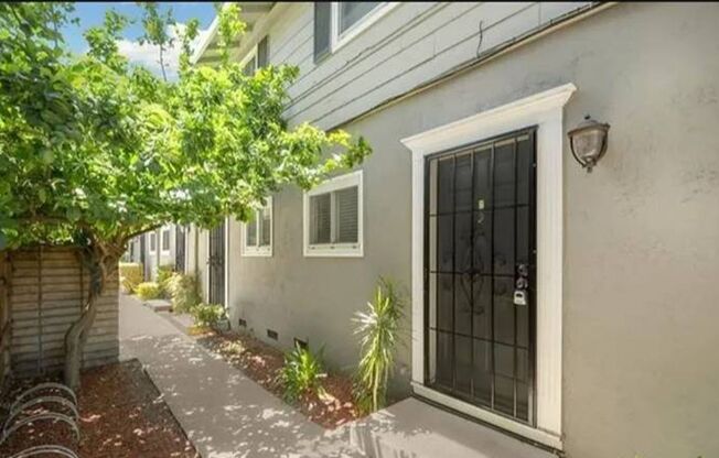 2 beds, 1 bath, 1,050 sqft, $2,695, Unit 7