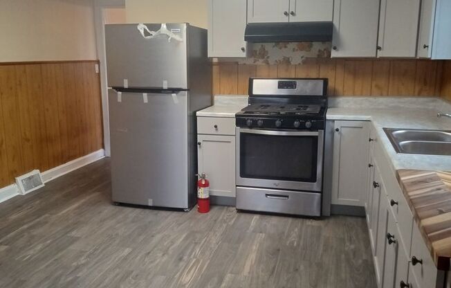 2 beds, 1 bath, $1,300