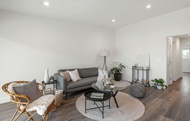 2 beds, 2 baths, 880 sqft, $3,995, Unit O